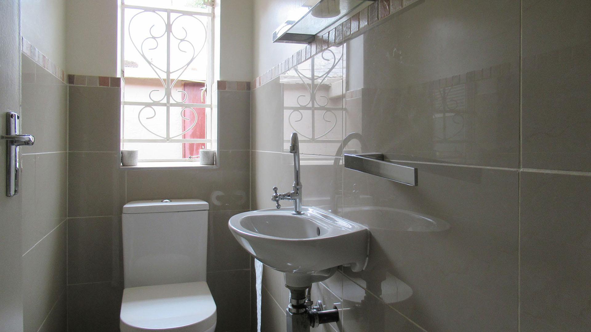 Bathroom 1 - 3 square meters of property in Highlands North