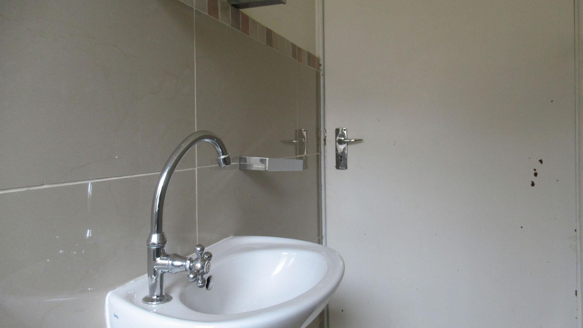 Bathroom 1 - 3 square meters of property in Highlands North