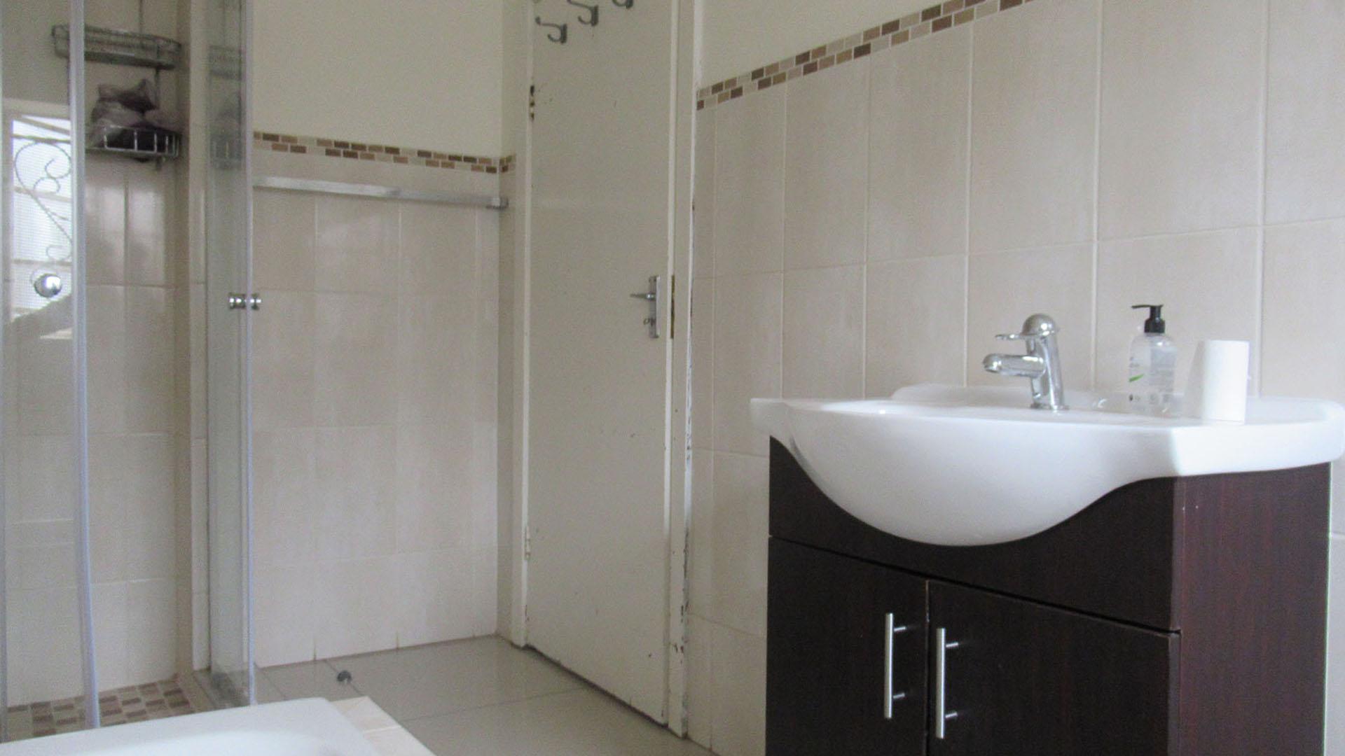 Bathroom 2 - 9 square meters of property in Highlands North