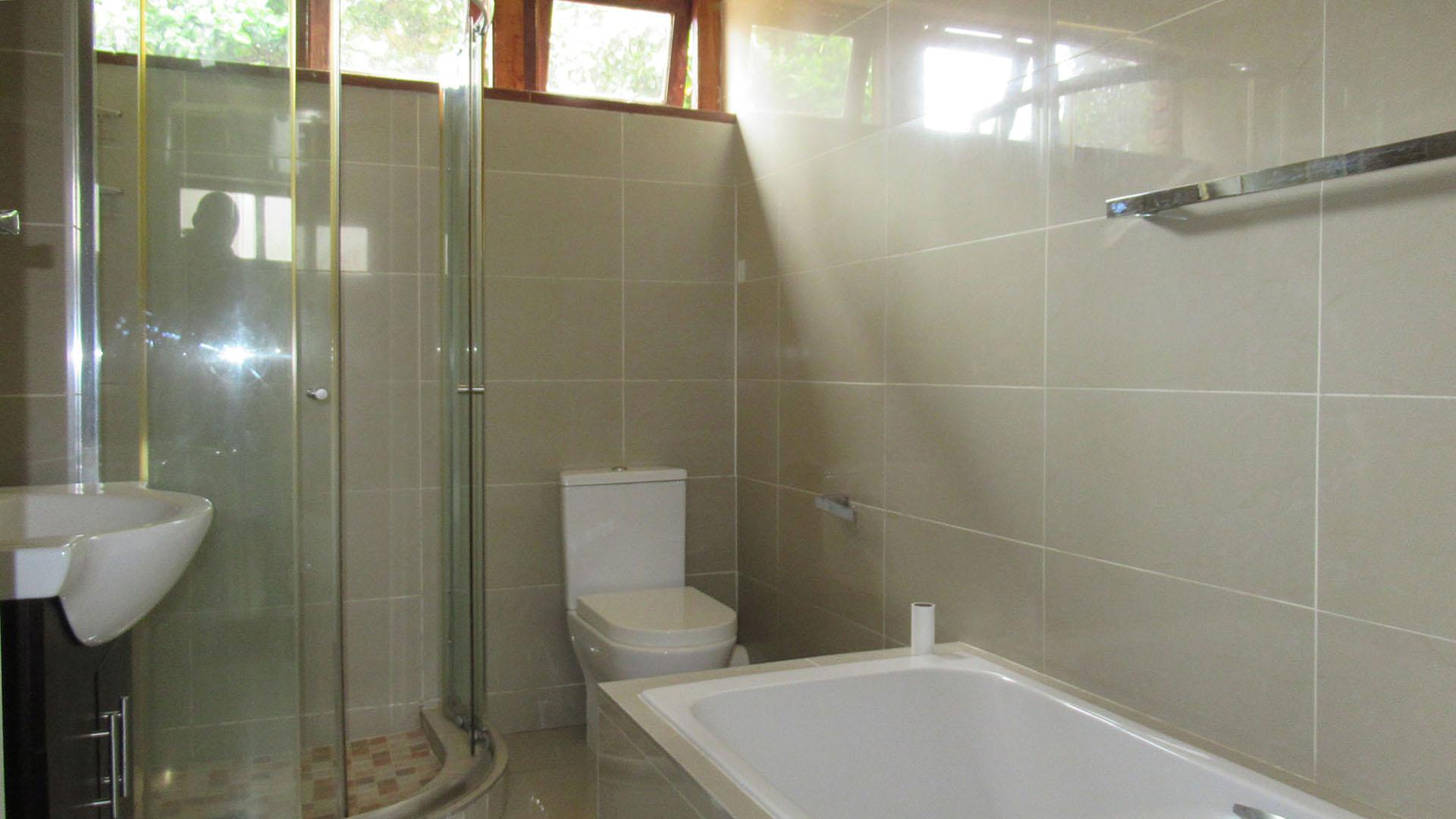 Main Bathroom - 6 square meters of property in Highlands North