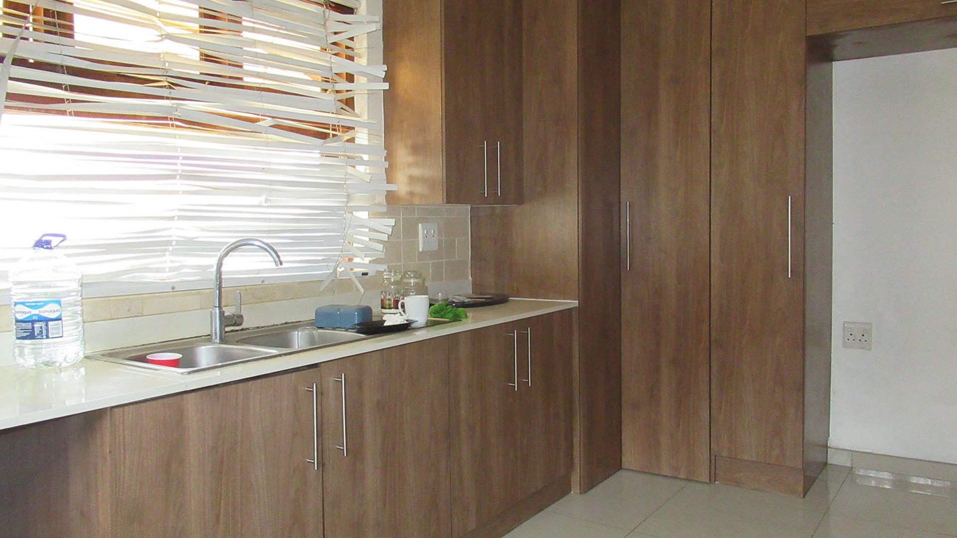 Kitchen - 22 square meters of property in Highlands North