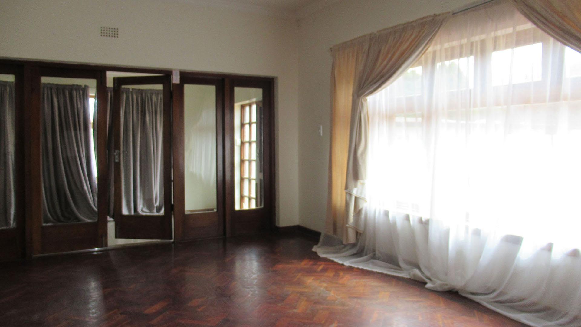 Lounges - 48 square meters of property in Highlands North