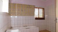 Bathroom 1 - 17 square meters of property in The Orchards