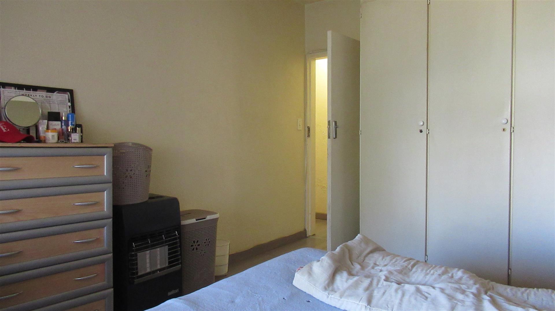 Bed Room 1 - 17 square meters of property in Florida