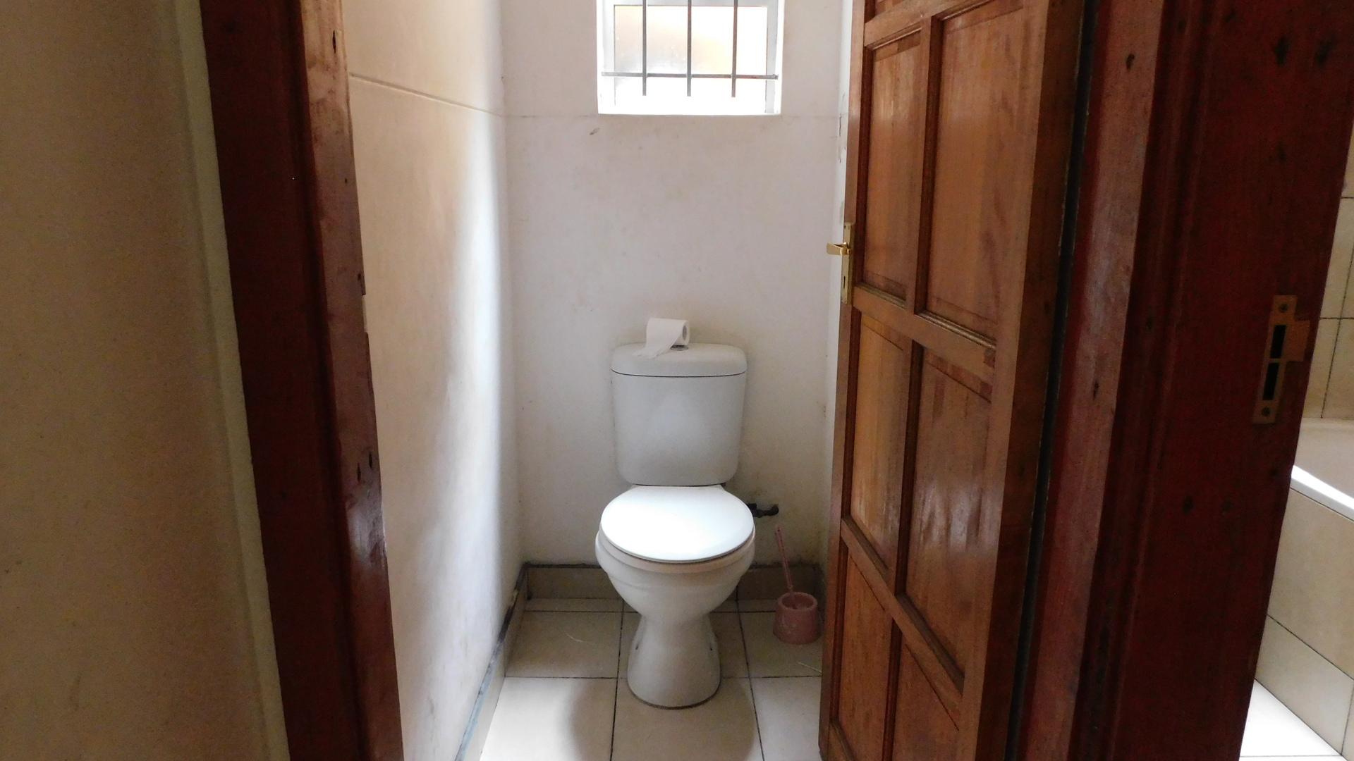 Bathroom 1 - 7 square meters of property in Bulwer (Dbn)