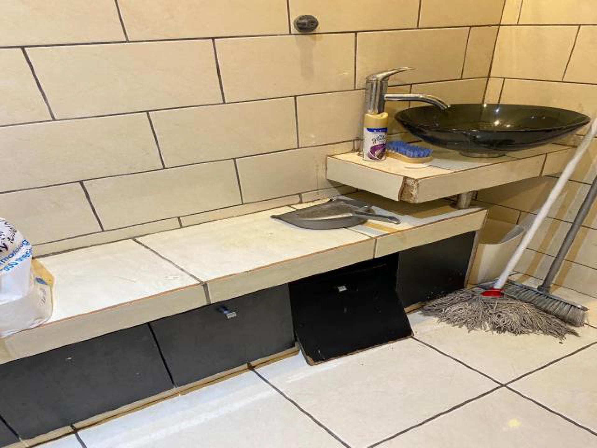 Bathroom 1 of property in Braamfontein