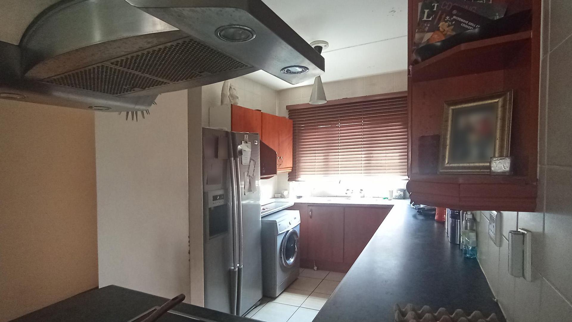 Kitchen - 11 square meters of property in Mondeor