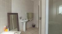 Bathroom 1 - 11 square meters of property in Mondeor