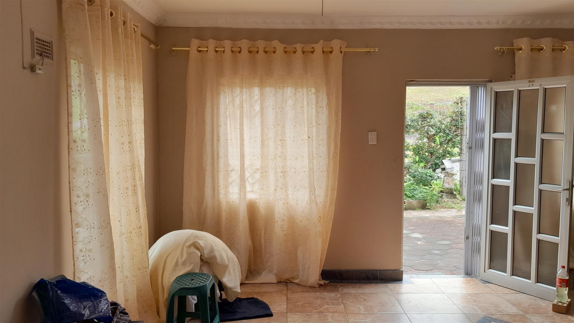 Lounges - 22 square meters of property in Bonela