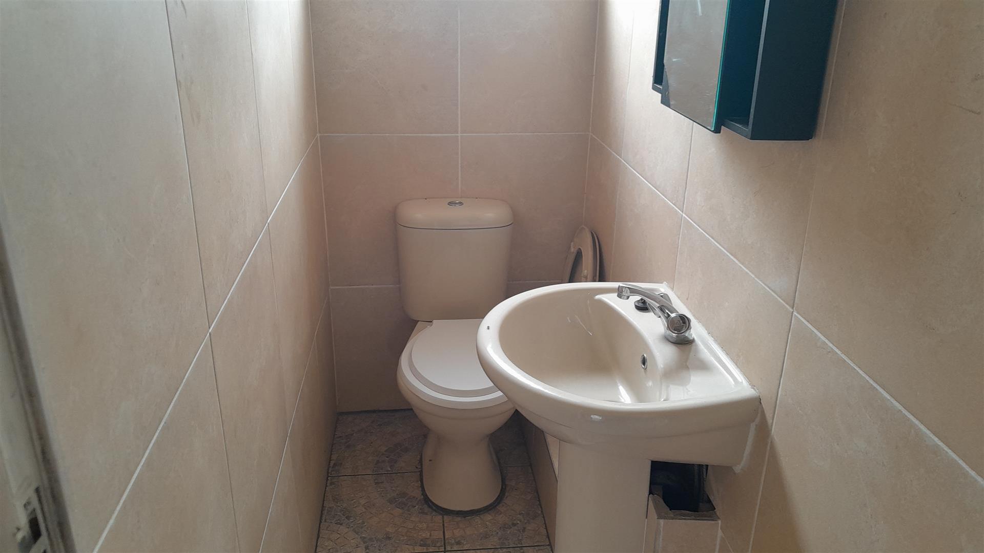 Guest Toilet - 2 square meters of property in Bonela