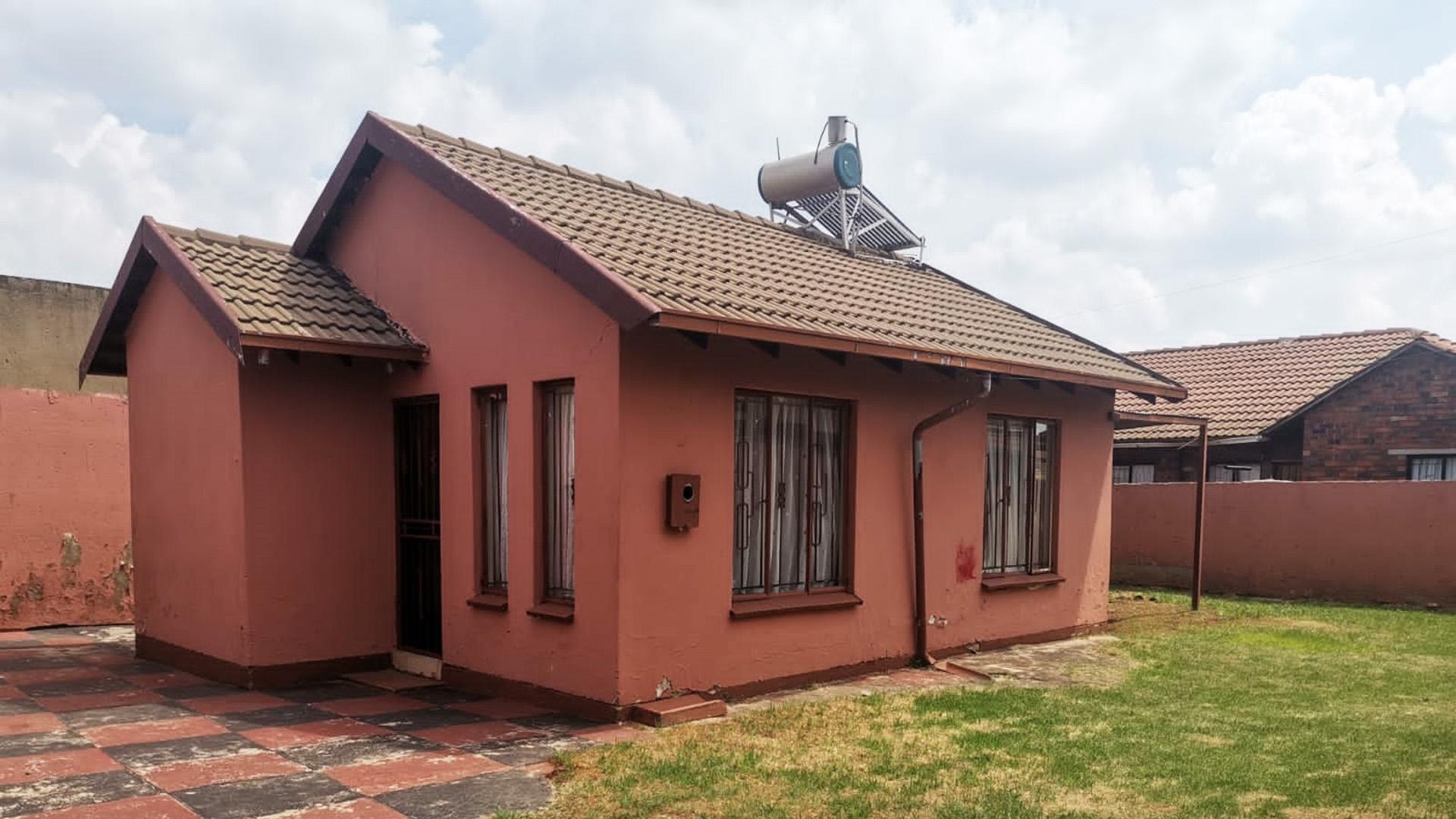 Front View of property in Vosloorus