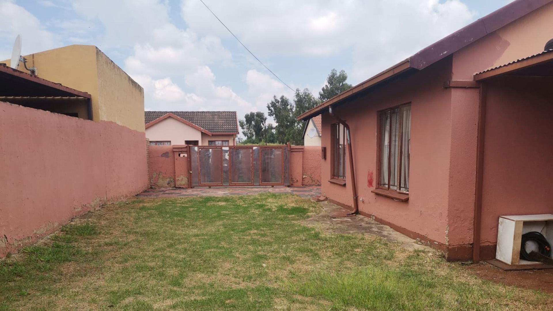 Spaces - 3 square meters of property in Vosloorus