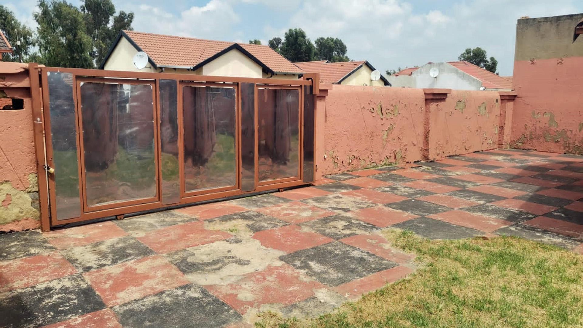 Spaces - 3 square meters of property in Vosloorus