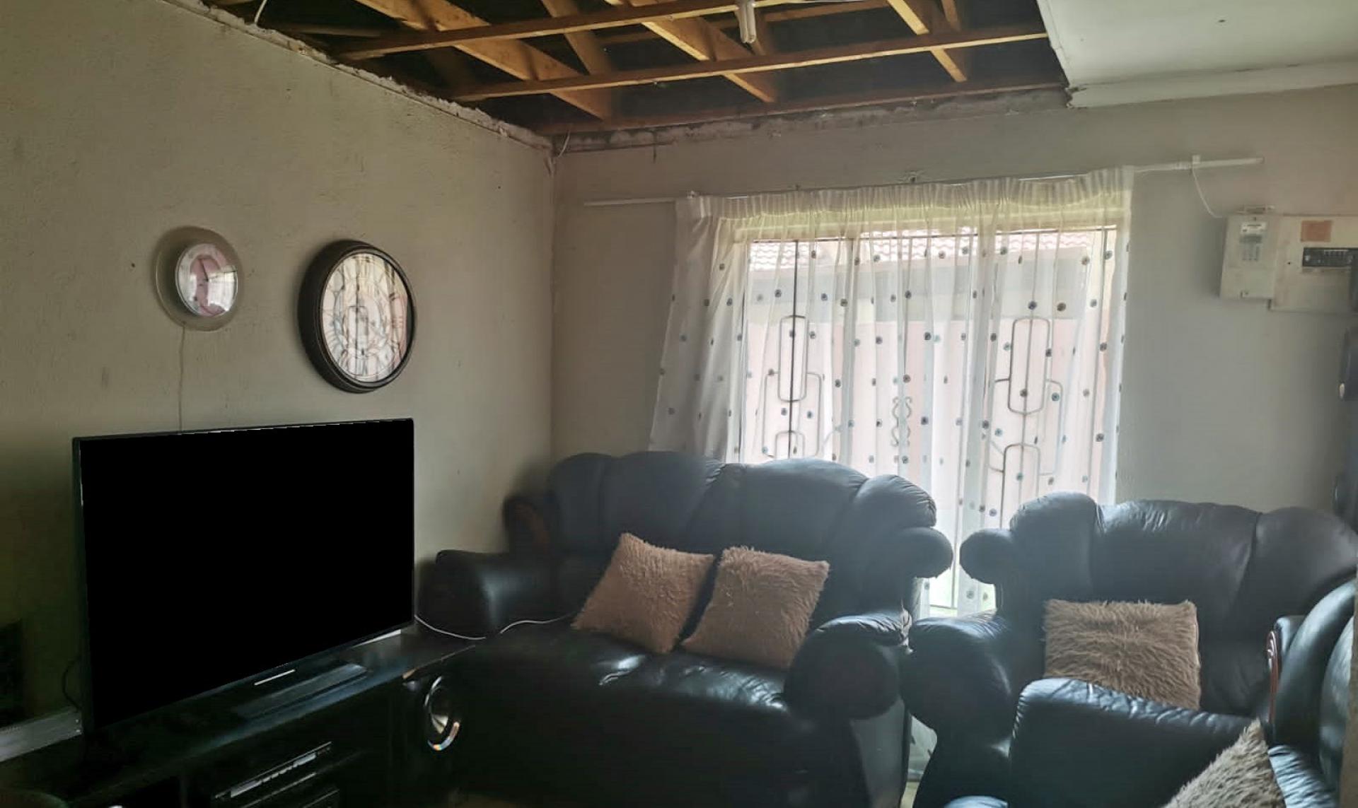 Lounges - 10 square meters of property in Vosloorus