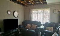 Lounges - 10 square meters of property in Vosloorus