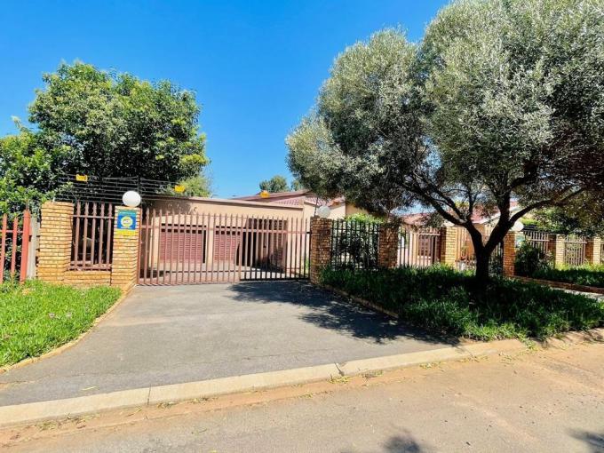 3 Bedroom House for Sale For Sale in Mayberry Park MR56132