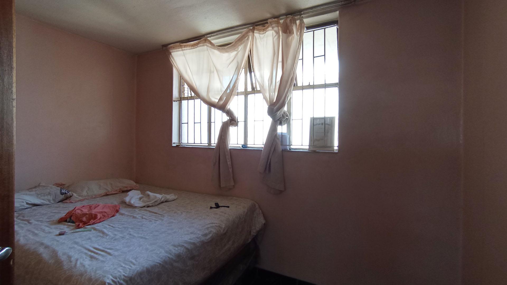 Bed Room 1 - 12 square meters of property in Pretoria Central