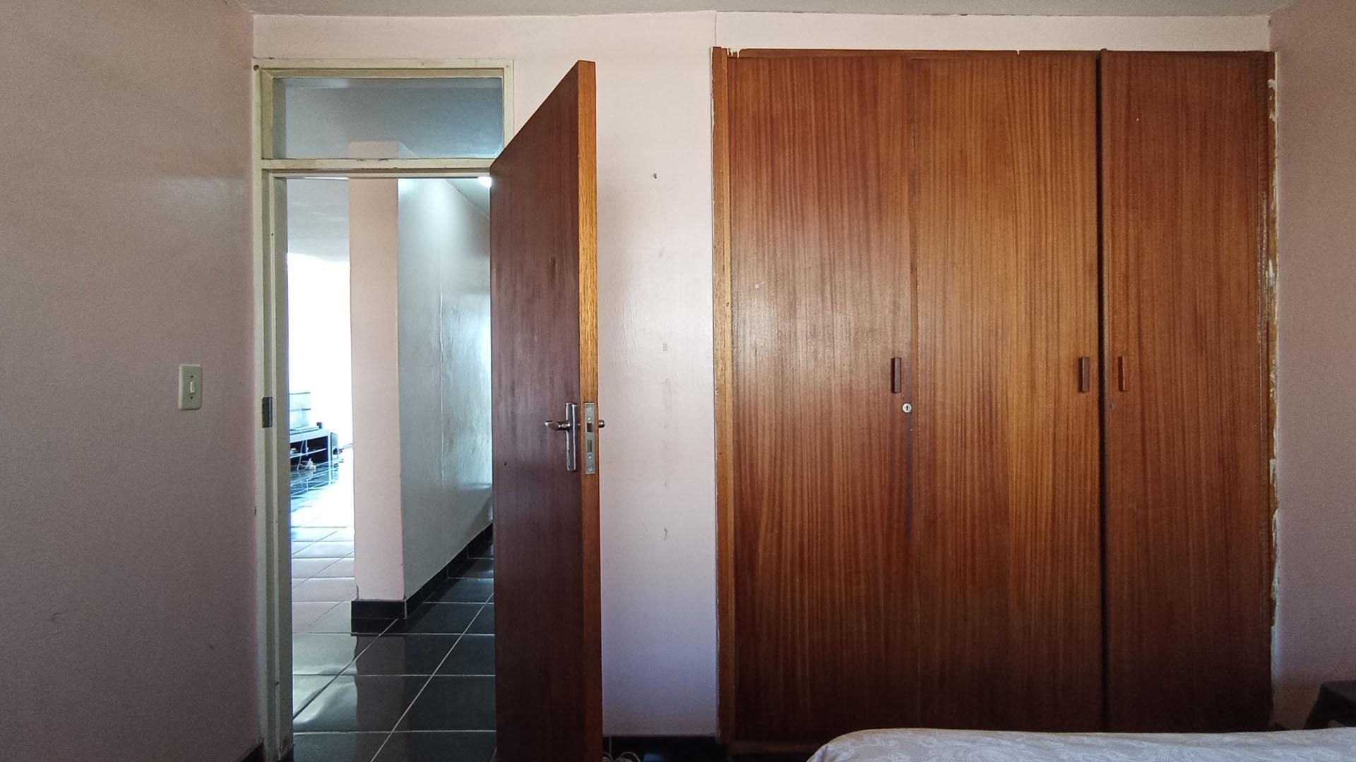 Bed Room 1 - 12 square meters of property in Pretoria Central