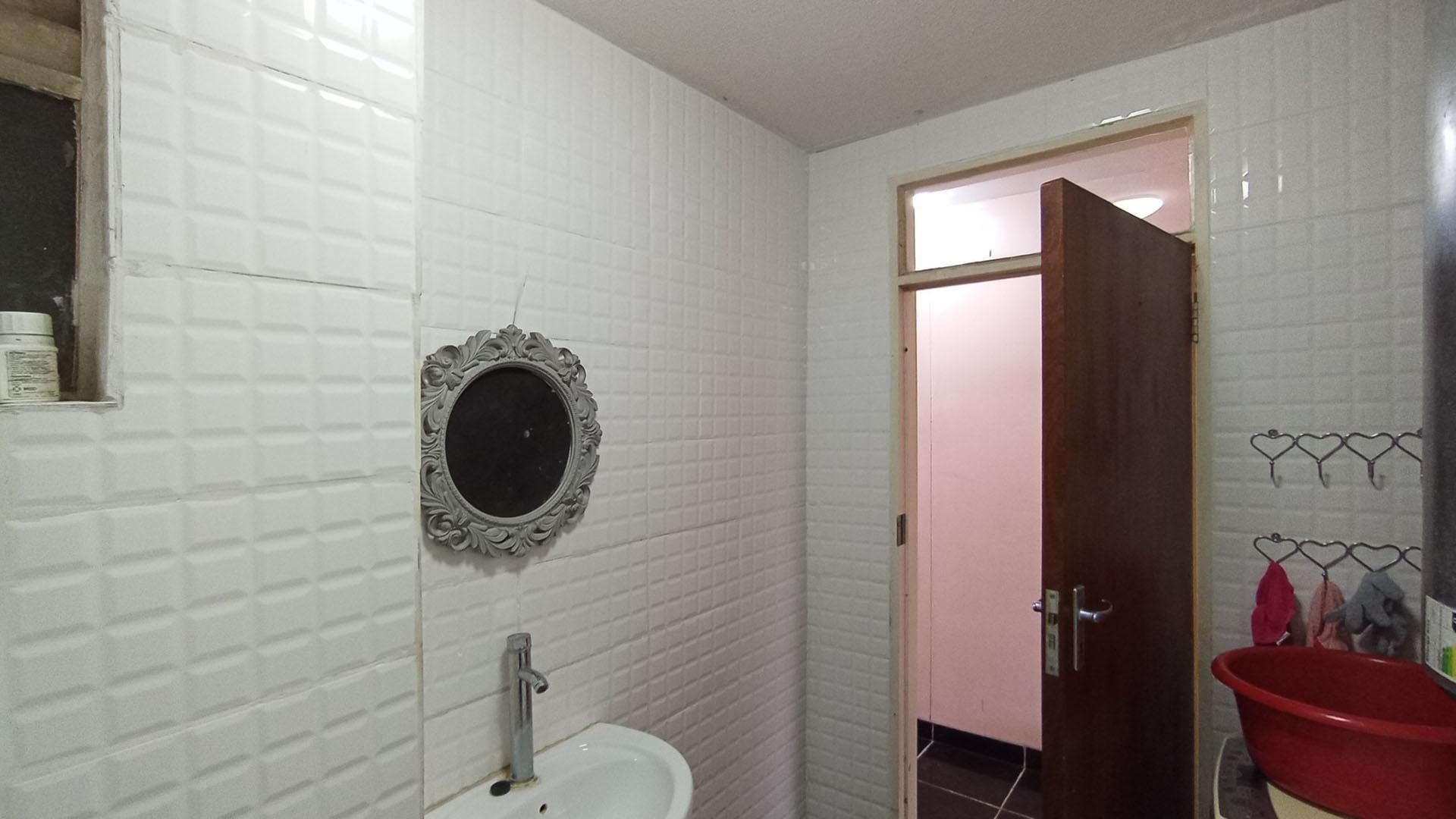 Bathroom 1 - 5 square meters of property in Pretoria Central