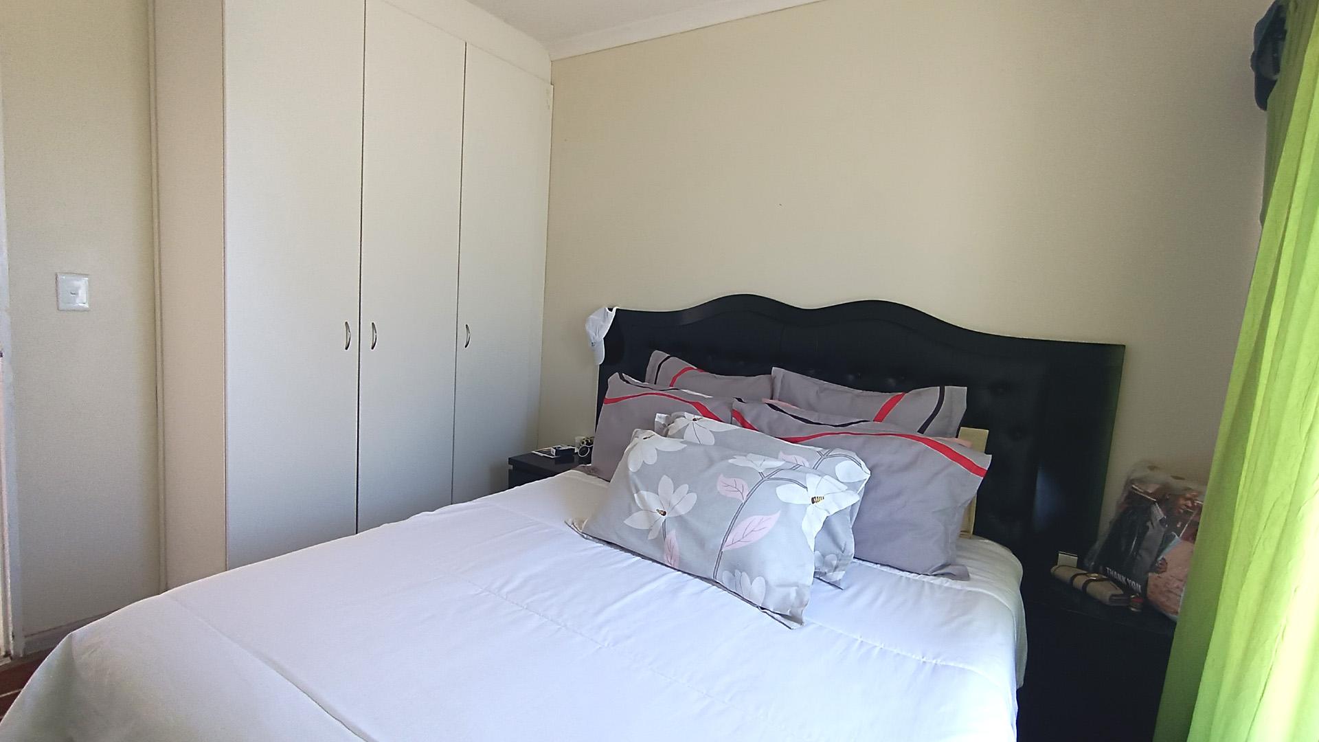 Bed Room 1 - 11 square meters of property in Costa Da Gama