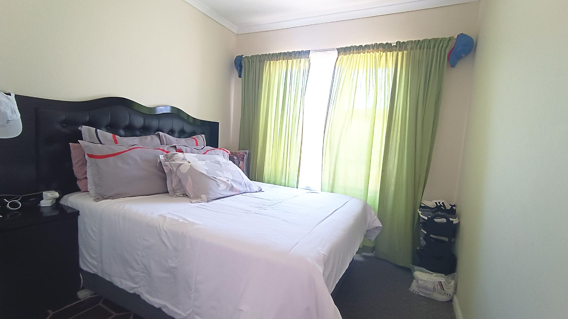 Bed Room 1 - 11 square meters of property in Costa Da Gama