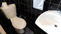 Main Bathroom - 3 square meters of property in Avoca