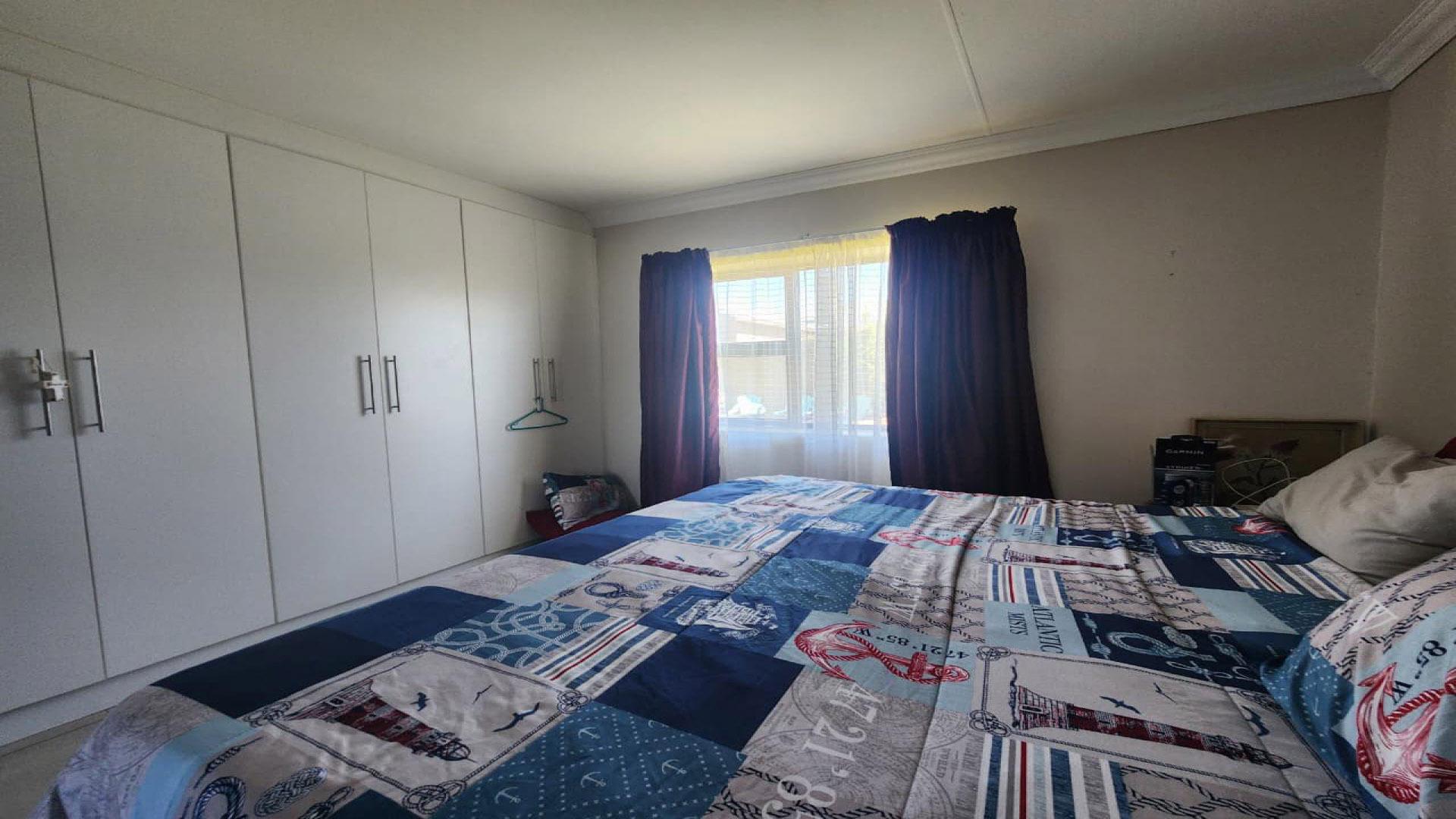 Bed Room 1 of property in Jeffrey's Bay