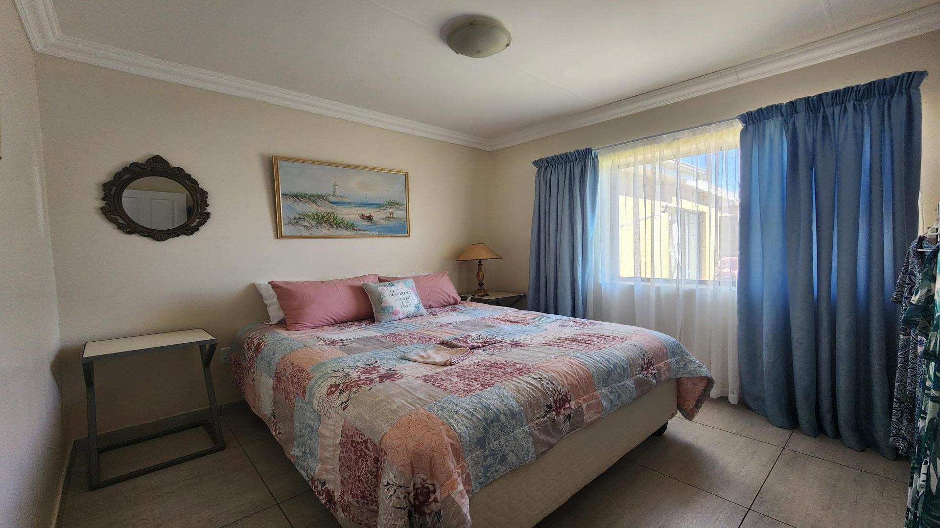 Bed Room 2 of property in Jeffrey's Bay