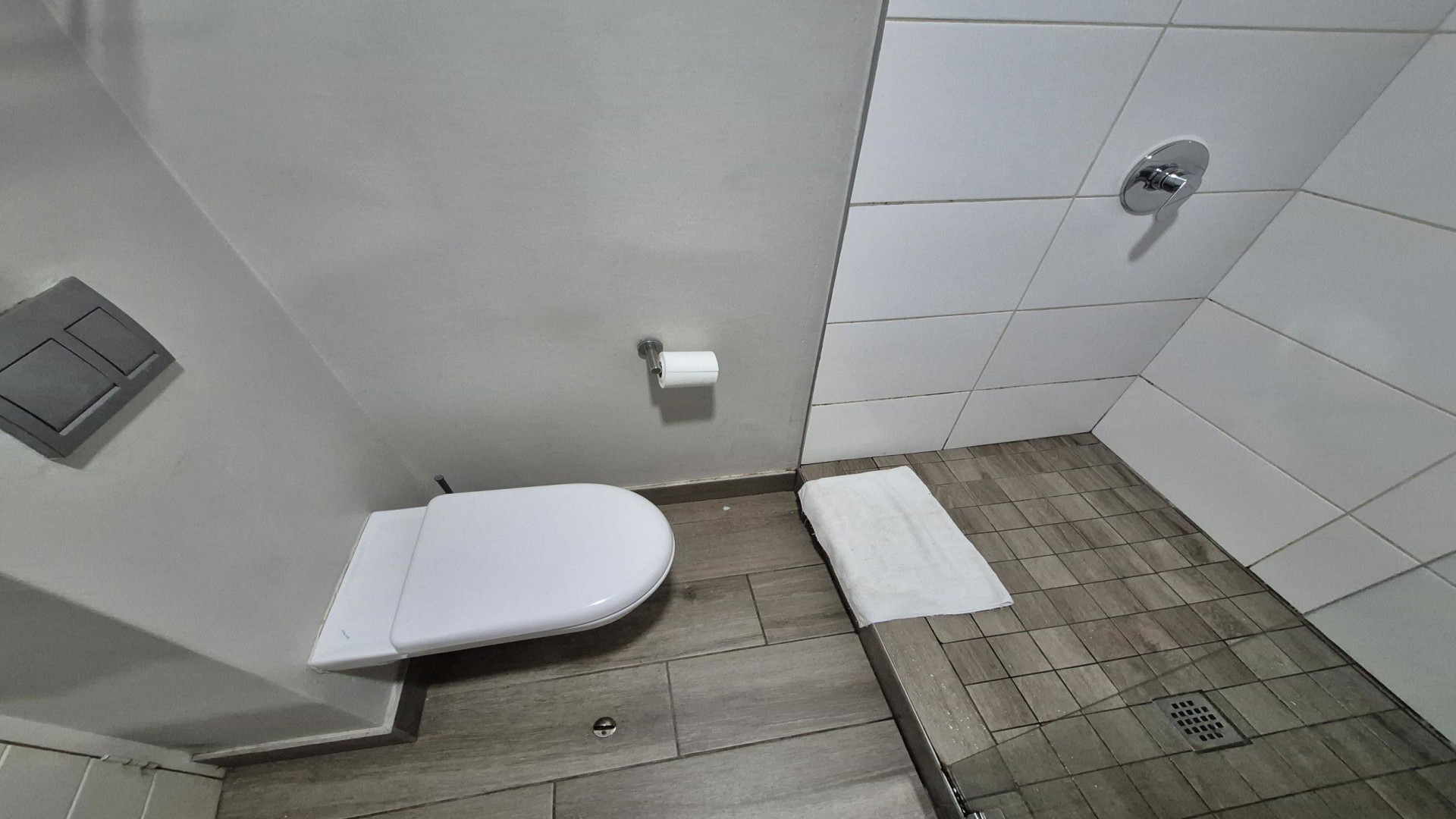 Bathroom 1 of property in Ashlea Gardens