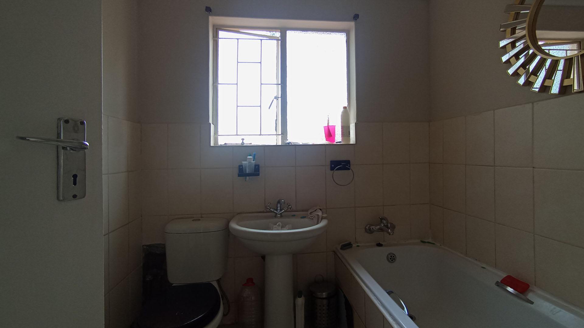 Bathroom 2 - 5 square meters of property in Garsfontein