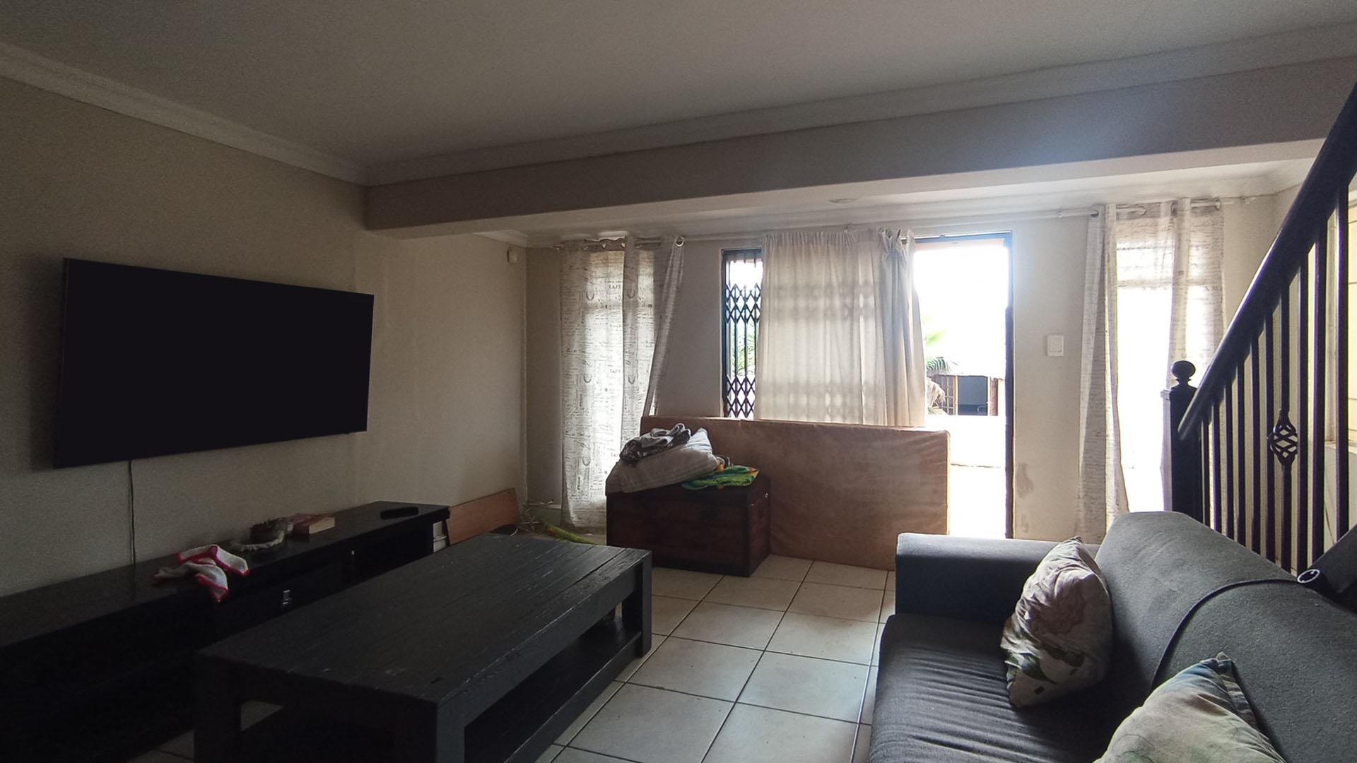 Lounges - 26 square meters of property in Garsfontein
