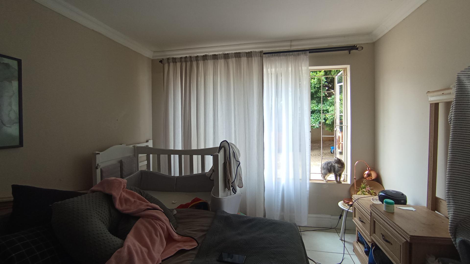 Bed Room 1 - 14 square meters of property in Garsfontein
