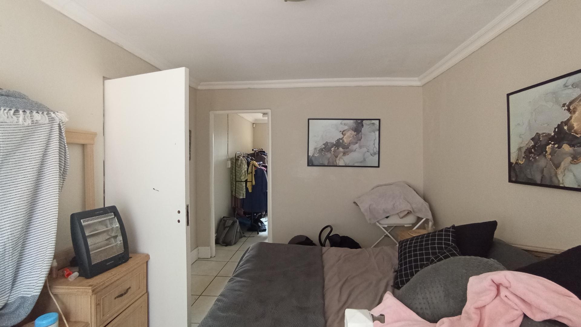 Bed Room 1 - 14 square meters of property in Garsfontein