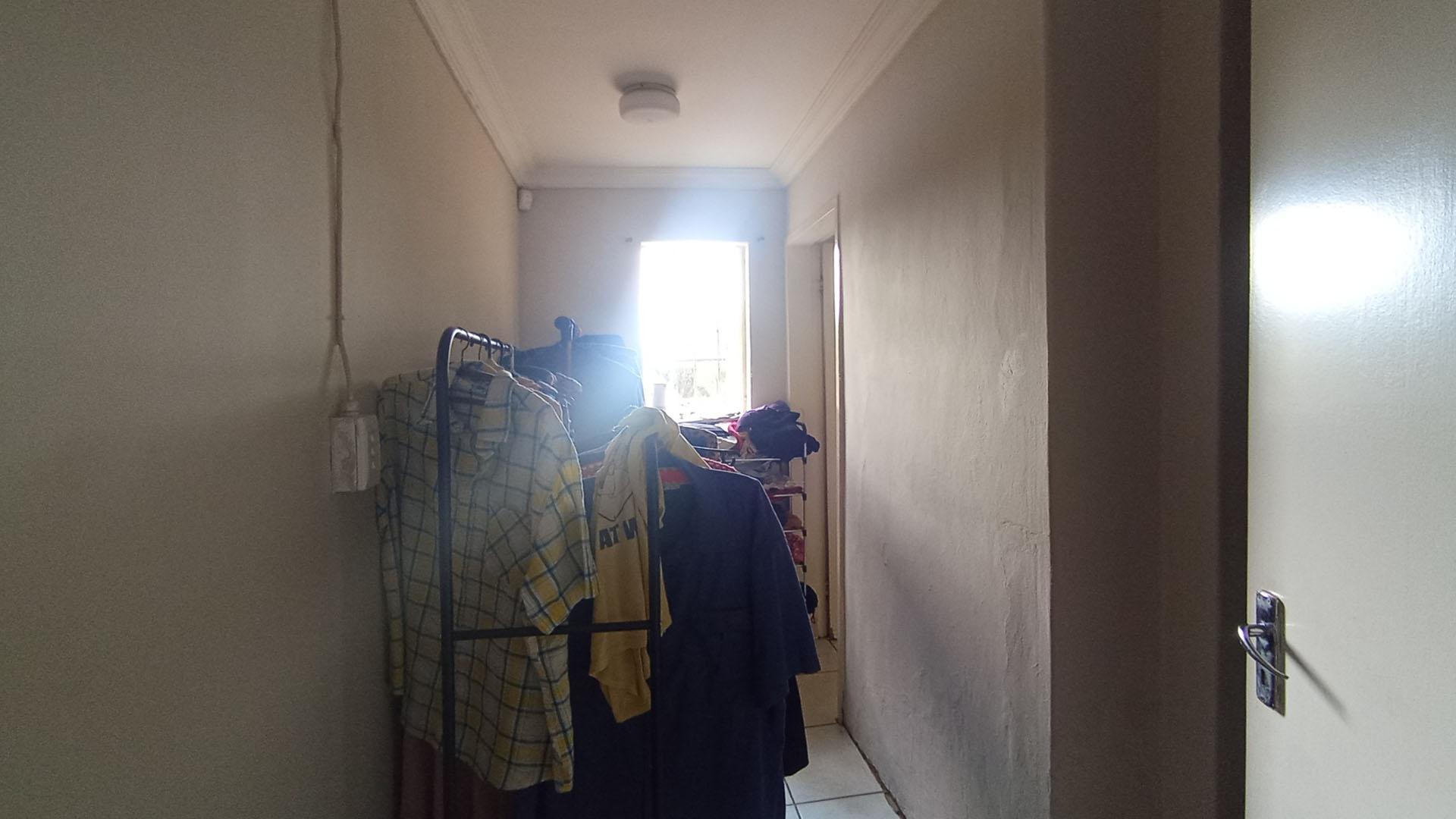 Bed Room 1 - 14 square meters of property in Garsfontein