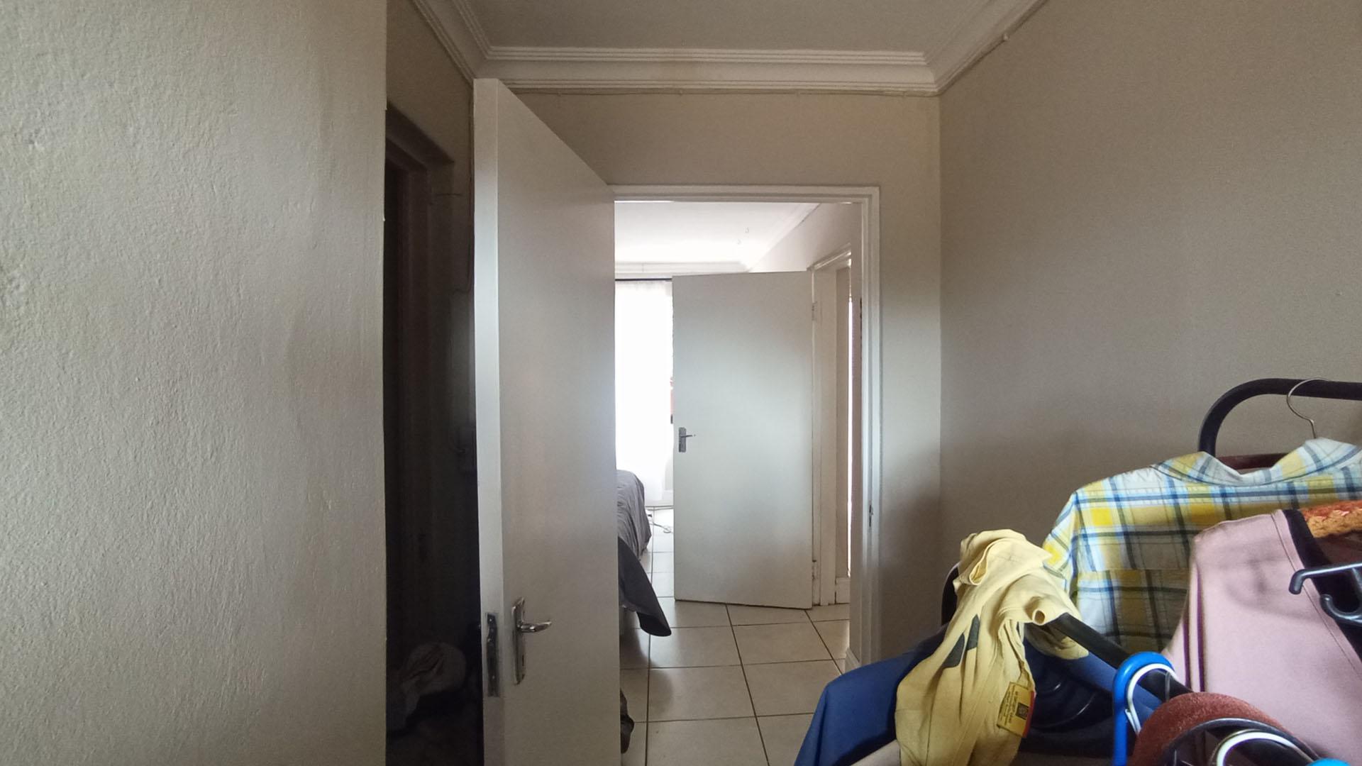 Bed Room 1 - 14 square meters of property in Garsfontein