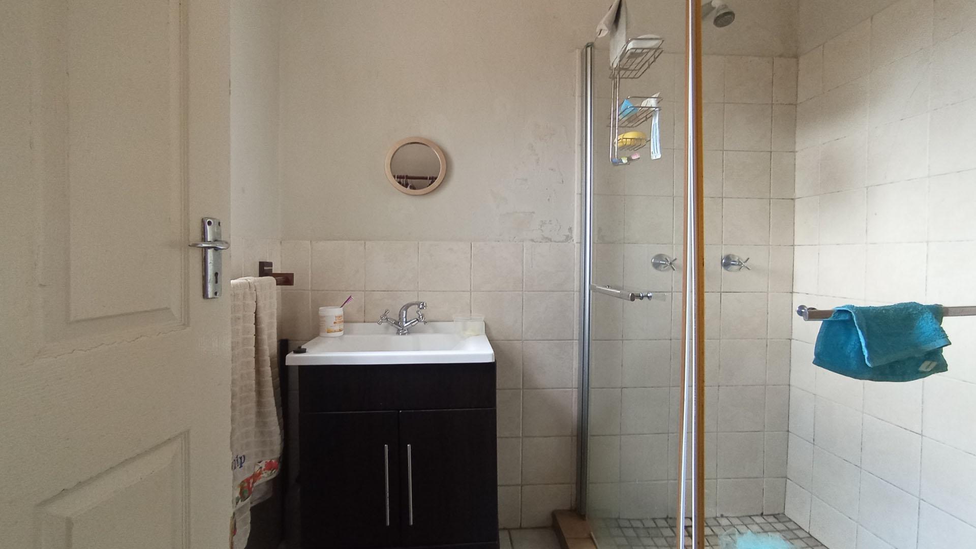 Bathroom 1 - 4 square meters of property in Garsfontein
