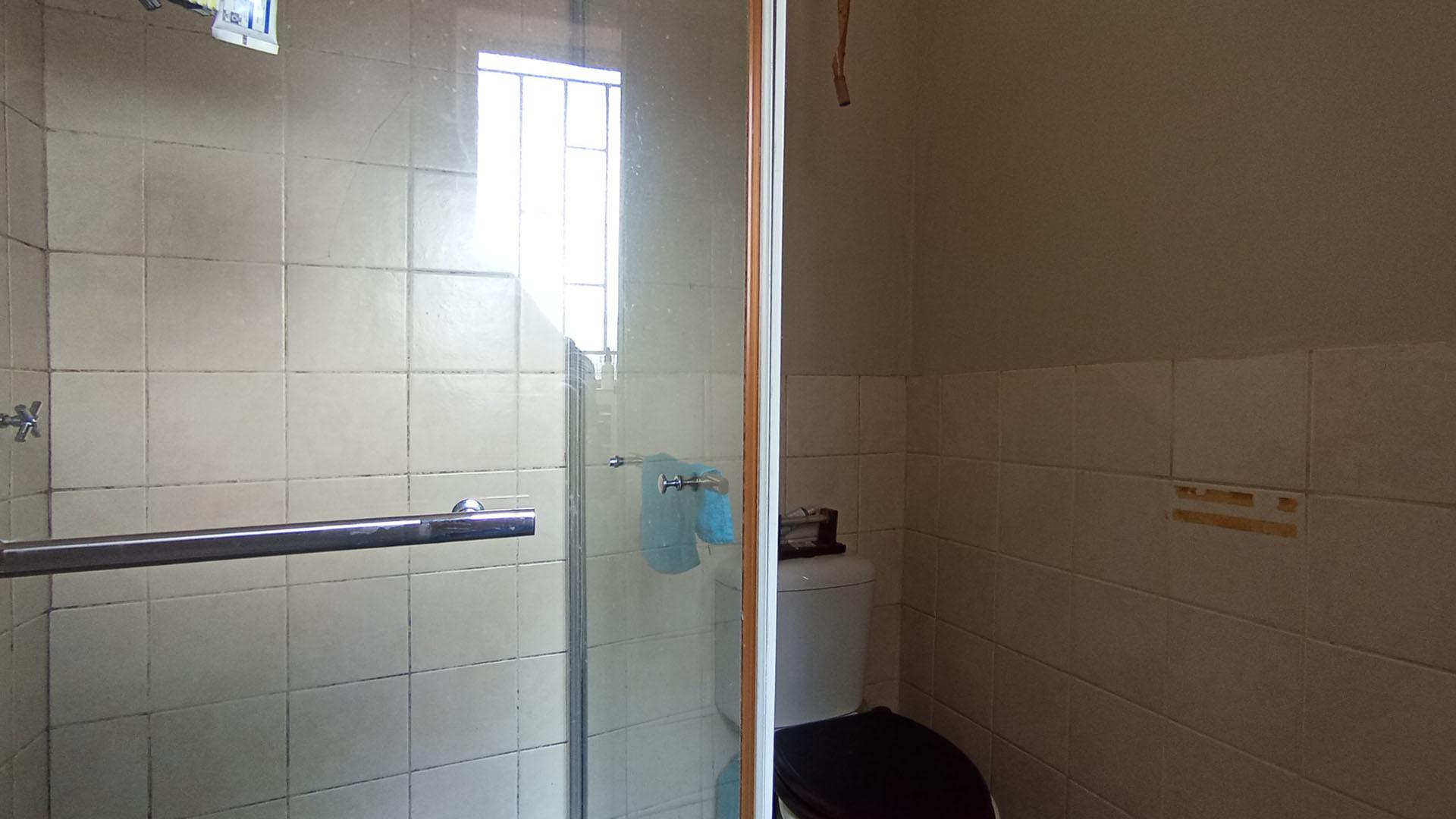 Bathroom 1 - 4 square meters of property in Garsfontein