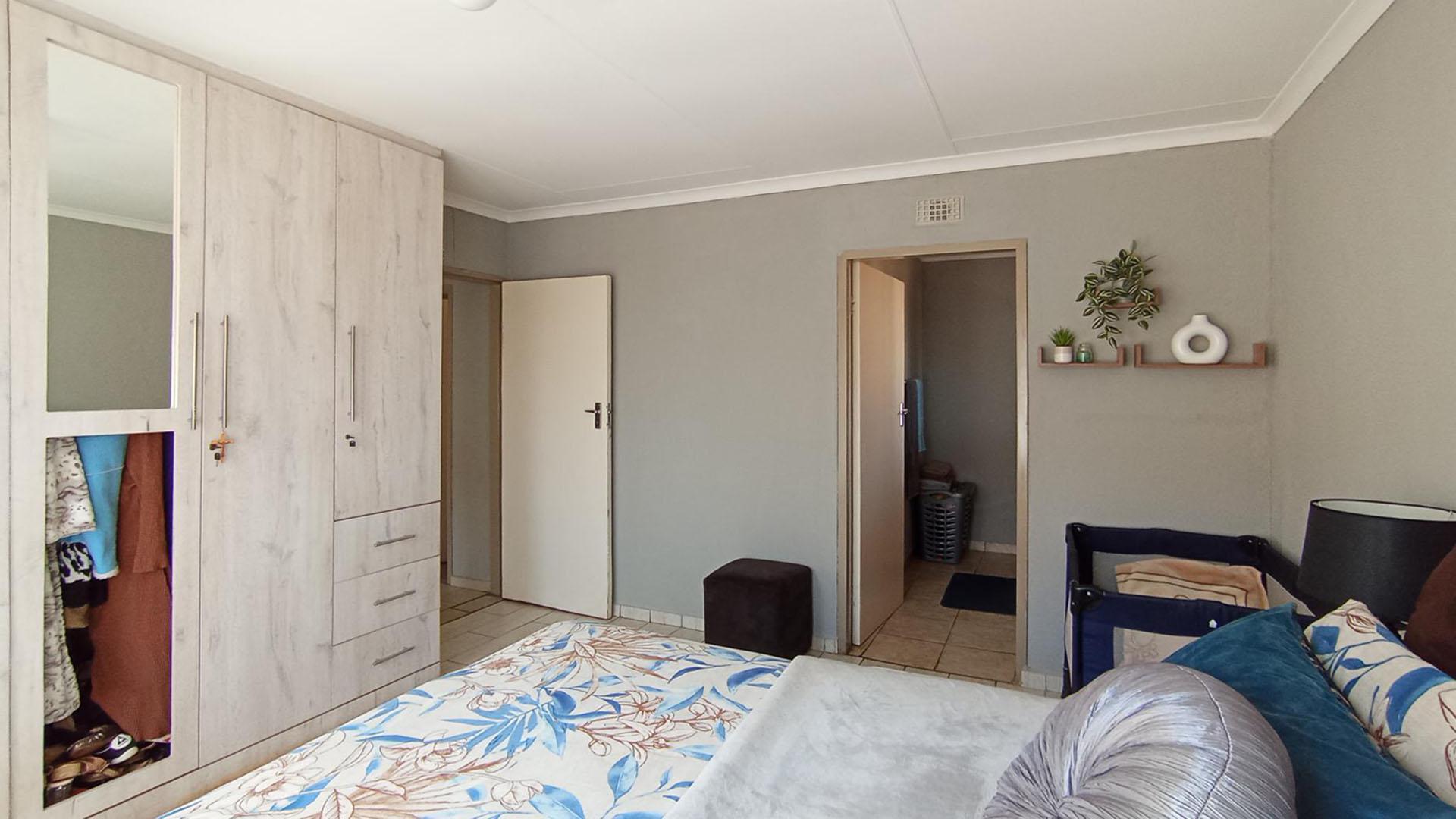 Main Bedroom - 18 square meters of property in Mamelodi