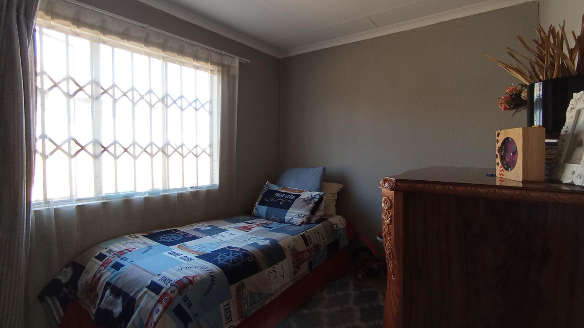 Bed Room 1 - 10 square meters of property in Mamelodi