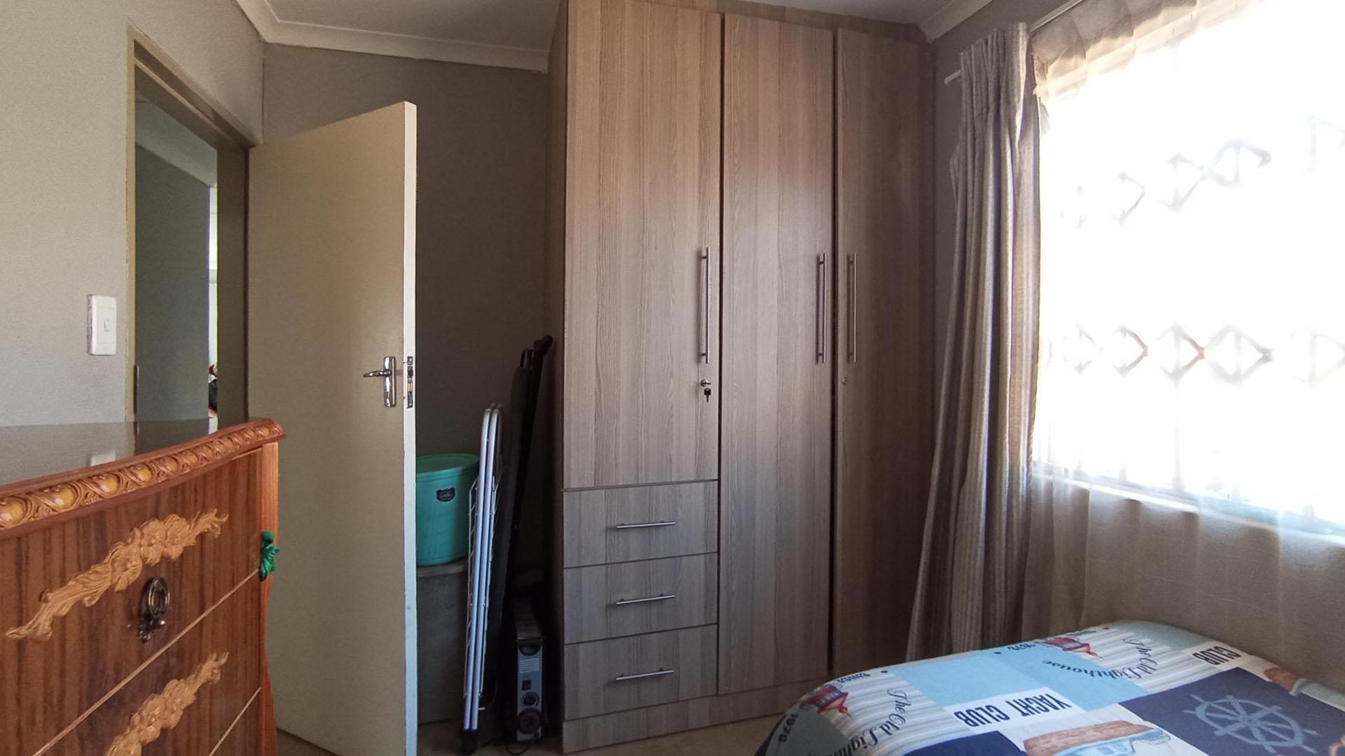 Bed Room 1 - 10 square meters of property in Mamelodi