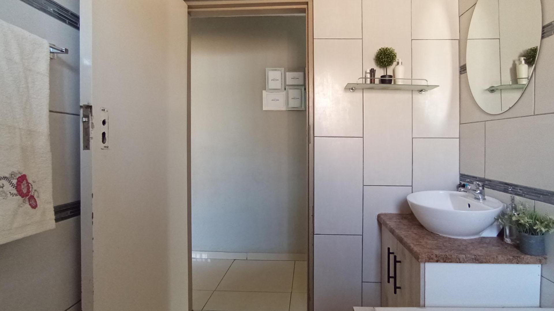 Bathroom 1 - 5 square meters of property in Mamelodi