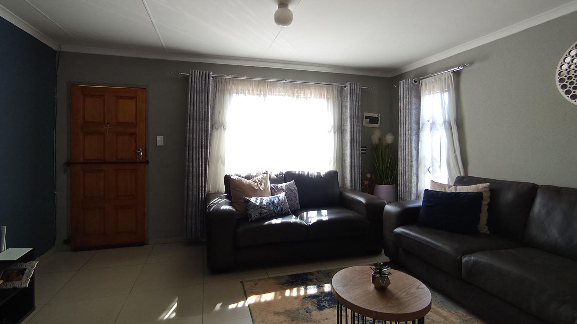 Lounges - 19 square meters of property in Mamelodi