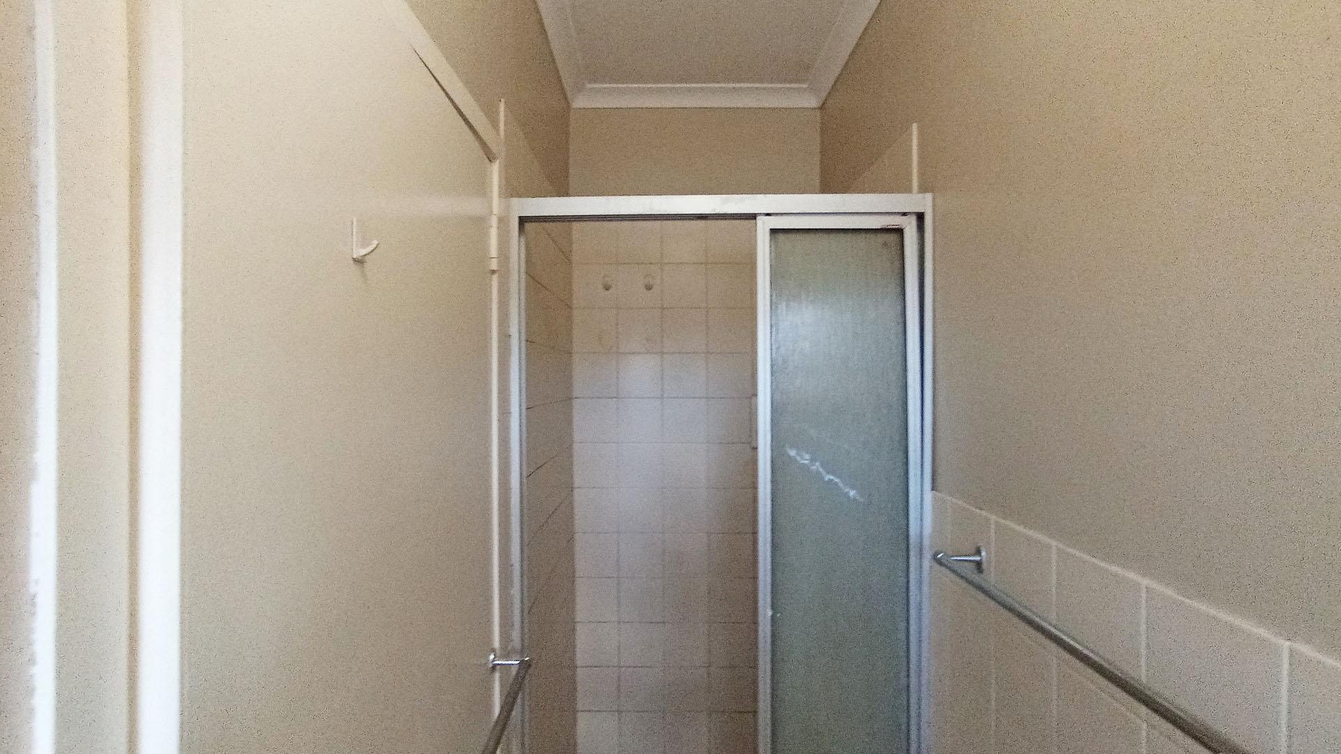 Main Bathroom - 6 square meters of property in Bulwer (Dbn)