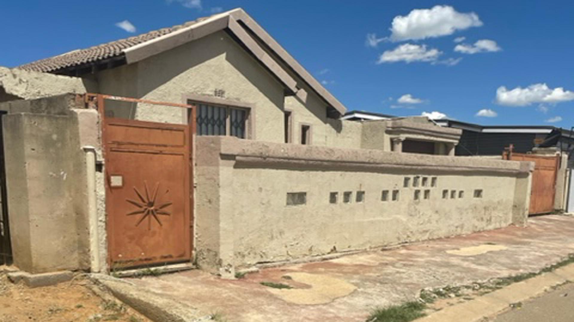 Front View of property in Kwa-Thema