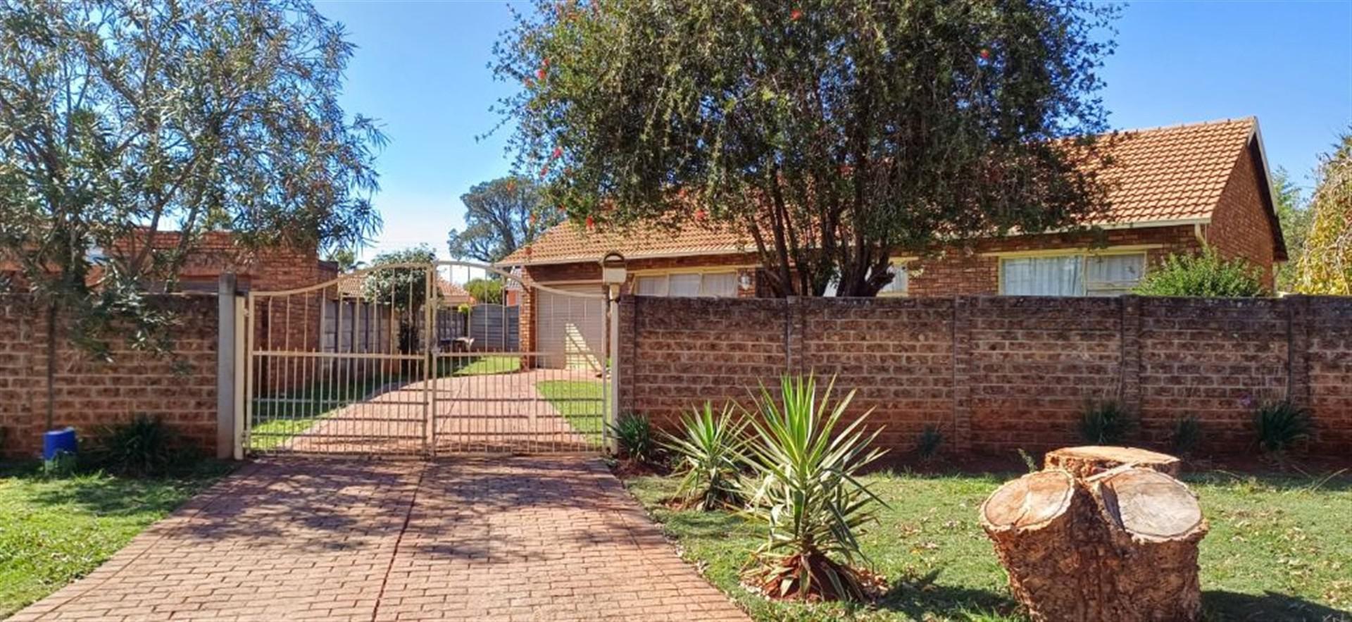 Front View of property in Dawn Park