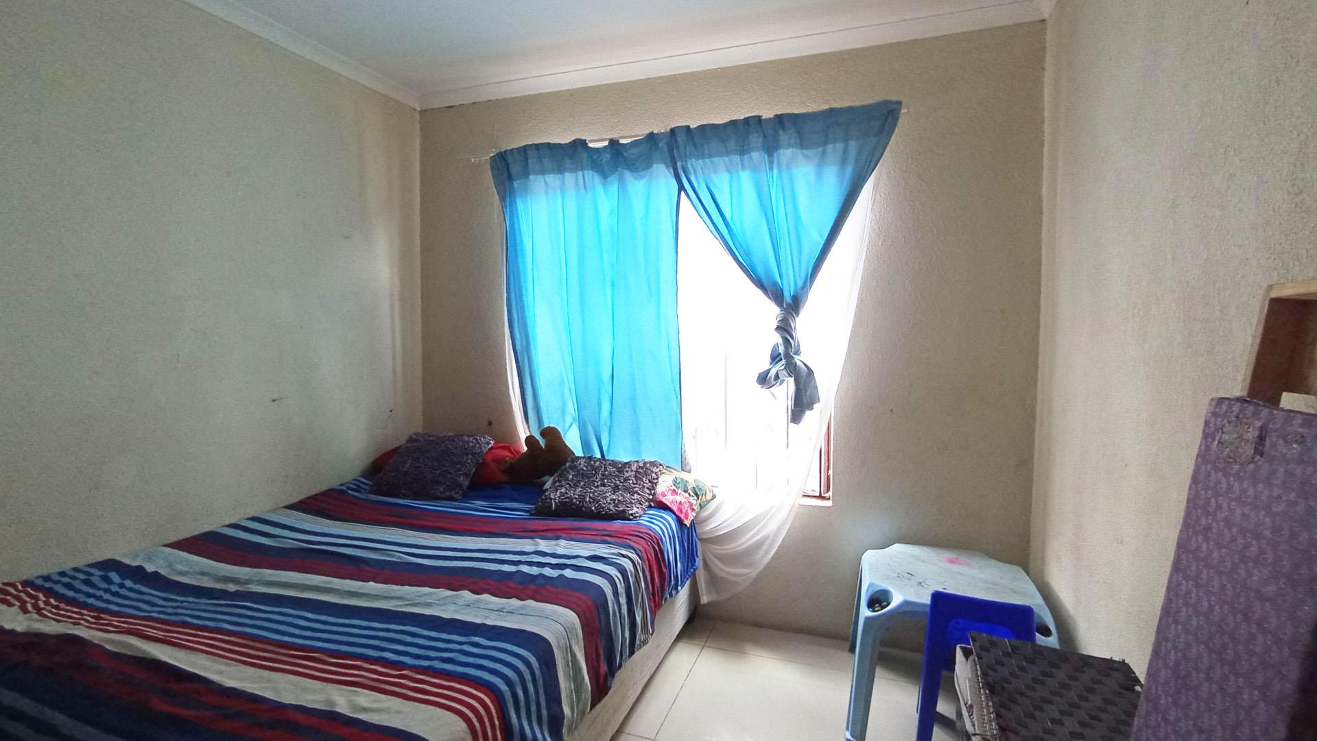 Bed Room 1 - 11 square meters of property in Soshanguve East
