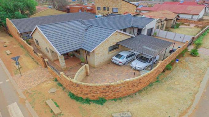 9 Bedroom House for Sale For Sale in Lenasia South - Private Sale - MR562292