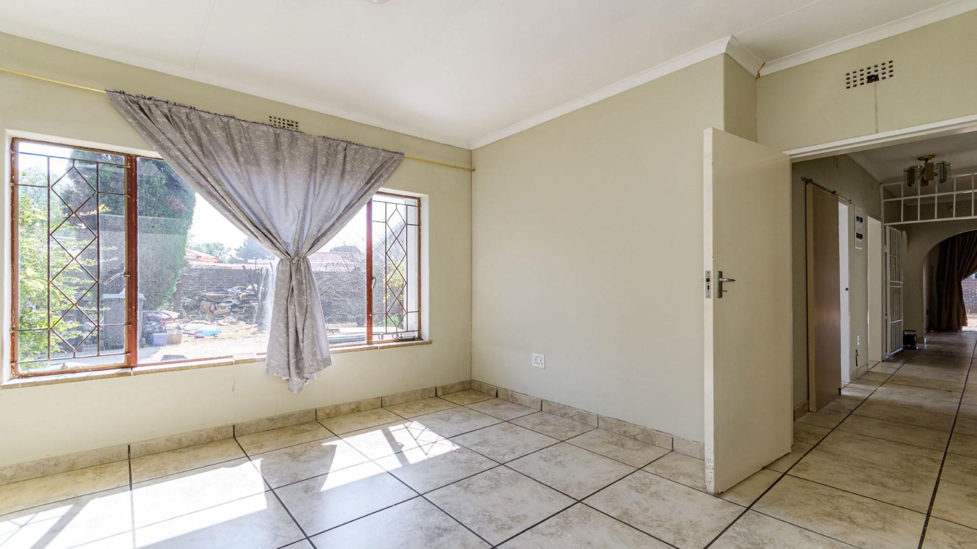Main Bedroom of property in Atlasville