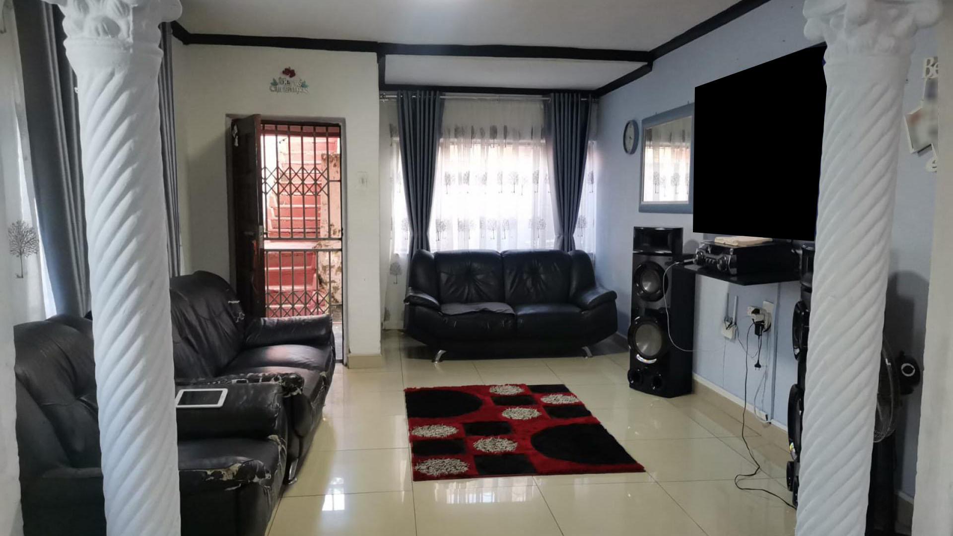 Lounges - 19 square meters of property in Moorton