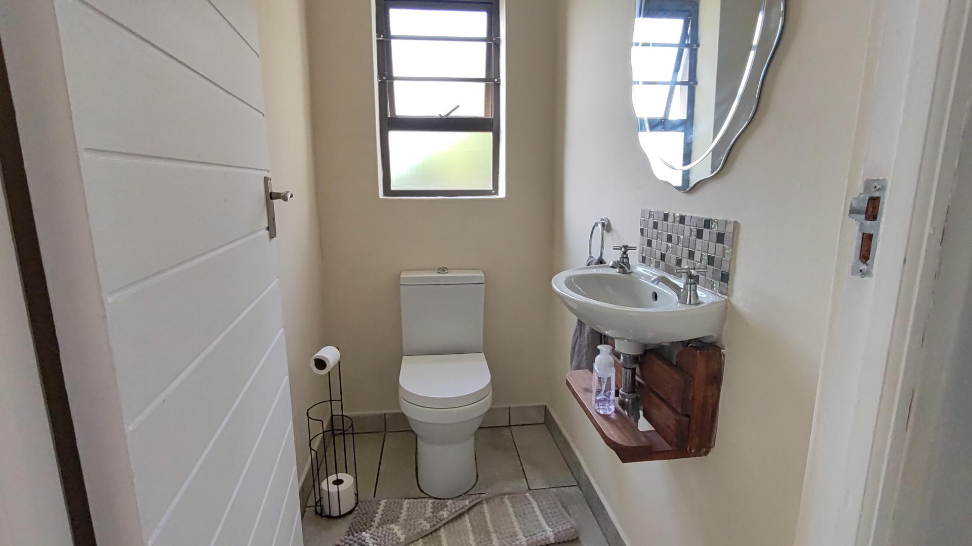 Bathroom 1 of property in Port Elizabeth Central